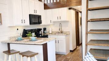 Réfrigérateur, micro-ondes, four, plaque de cuisson