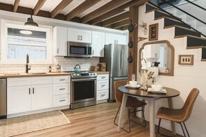 Fridge, microwave, oven, stovetop - Flat Branch Lodge - Tracy City, TN (Tracy City)