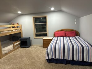 2 bedrooms, bed sheets - Charming 2-bedroom 1-full bath upstairs house less than 1/2 mile to Mullett Lake (Cheboygan)