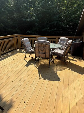 Outdoor dining - Charming 2-bedroom 1-full bath upstairs house less than 1/2 mile to Mullett Lake (Cheboygan)