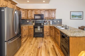 Refrigerador, microondas, horno, placa de cocina