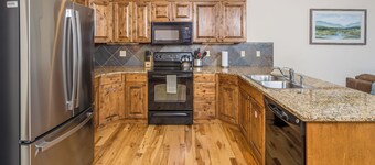 Private hot tub, close to Big Sky Resort and beautiful views