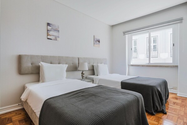 2 bedrooms, iron/ironing board, WiFi, bed sheets - Blueground | Principe Real, a/c & washer (Lisbon)