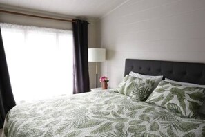 2 bedrooms, desk, iron/ironing board, travel cot