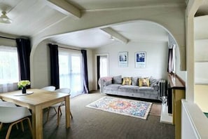 Interior - Cosy Lockwood Cottage in town (Taupō)