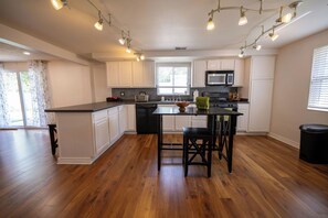 Fridge, microwave, oven, stovetop - Vacation home, < 1 mile to University of Notre Dame, walk, bike or drive! (South Bend)