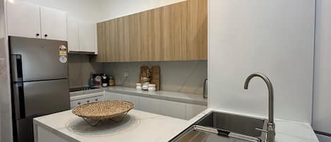 Refrigerador, microondas, horno y parrilla de estufa