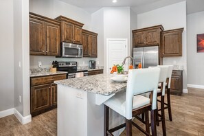 Kylskåp, mikrovågsugn, ugn och spishäll