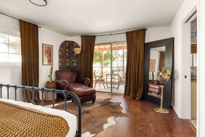 4 bedrooms, desk, WiFi (free), bed sheets