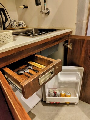 Réfrigérateur, four à micro-ondes, cafetière-théière