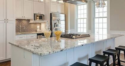 Stunning 4-Bed 4-Bath Home - Prime Location OHare & Downtown <25-min, Free PRKNG