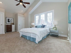 4 bedrooms, desk, iron/ironing board, free WiFi - Stunning 4-Bed 4-Bath Home - Prime Location OHare & Downtown <25-min, Free PRKNG (Chicago)