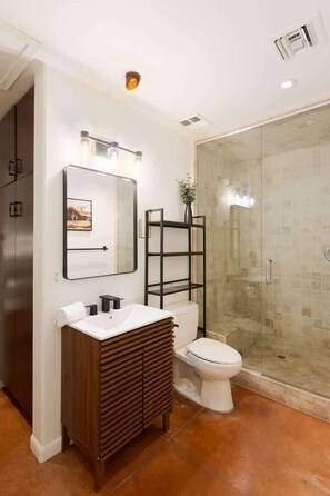Shower, hair dryer, towels, shampoo - Sunset Palms-Pool, Spa & Sports Court-Scottsdale (Scottsdale)