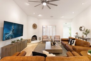 Smart TV - Sunset Palms-Pool, Spa & Sports Court-Scottsdale (Scottsdale)