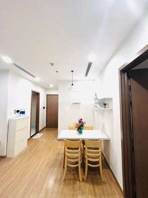 Standard-Apartment, Balkon, Stadtblick | Essbereich im Zimmer