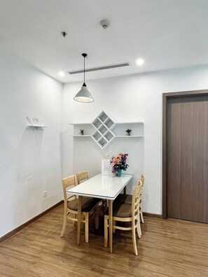 Departamento estándar, balcón, vista a la ciudad | Servicio a la habitación