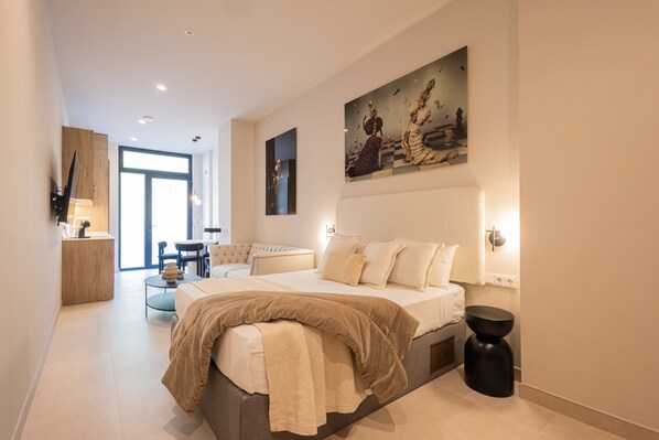 Tabla de planchar con plancha, wifi gratis, ropa de cama