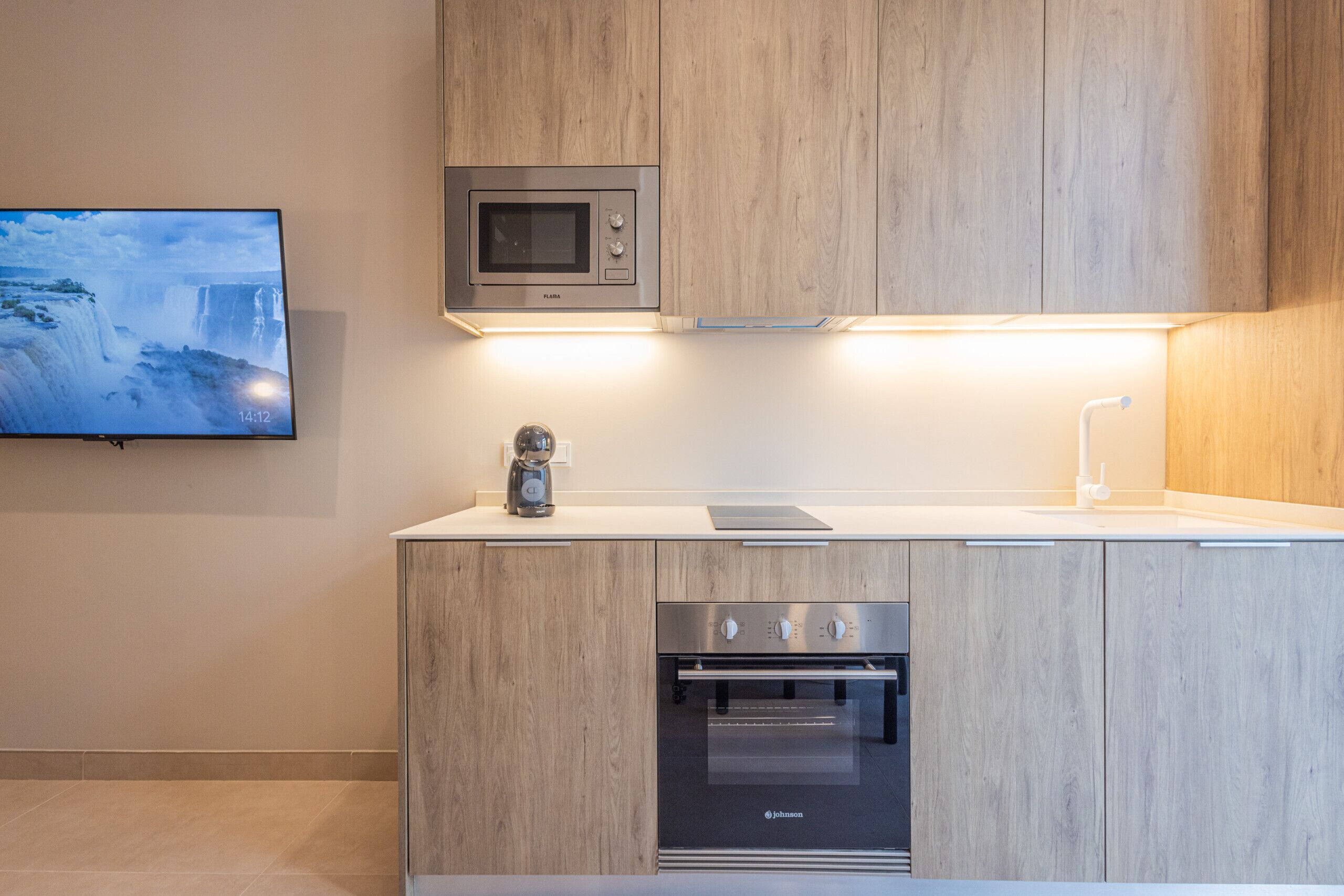 Frigorífico, microondas, horno y cafetera o tetera