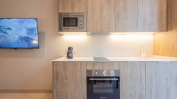 Frigorífico, microondas, horno y cafetera o tetera