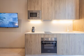 Jääkaappi, mikroaaltouuni, uuni, kahvin-/teenkeitin