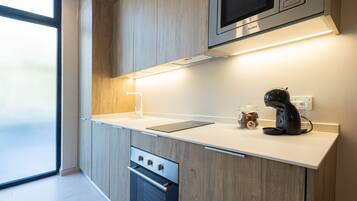 Een koelkast, een magnetron, een oven, een koffiezetapparaat/waterkoker