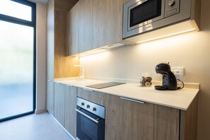 Køleskab, mikrobølgeovn, ovn, kaffe-/temaskine