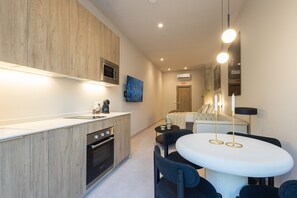 Kühlschrank, Mikrowelle, Ofen, Wasserkocher mit Kaffee-/Teezubehör