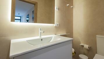 Een douche, een haardroger, handdoeken