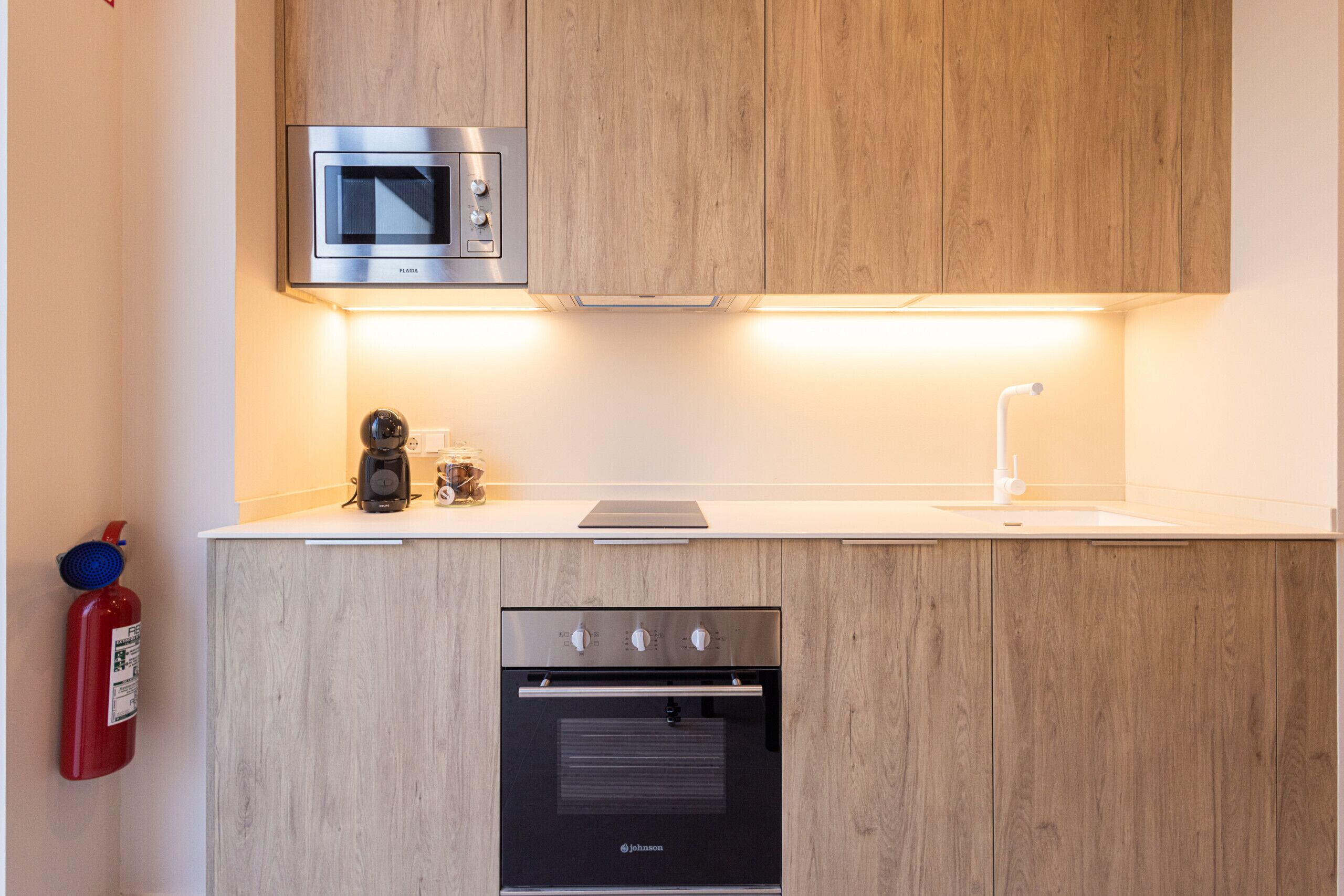 Een koelkast, een magnetron, een oven, een koffiezetapparaat/waterkoker