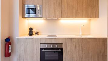 Een koelkast, een magnetron, een oven, een koffiezetapparaat/waterkoker