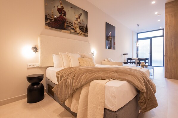 Iron/ironing board, free WiFi, bed sheets