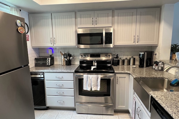 Refrigerador, microondas, horno, placa de cocina