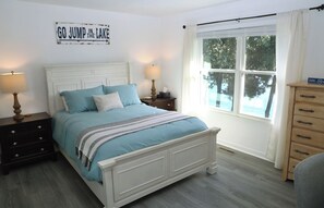 3 bedrooms, desk, iron/ironing board, travel cot - Waterfront Townhome- with Boat Slip and Dock! (Moneta)