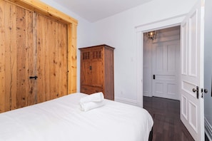3 quartos, ferros/tábuas de passar roupa, Wi-Fi, roupa de cama