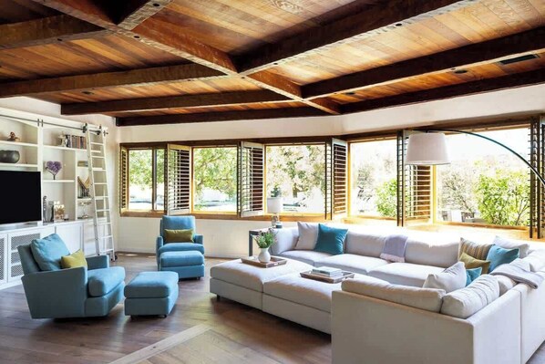 TV connectée, cheminée, espaces bureaux