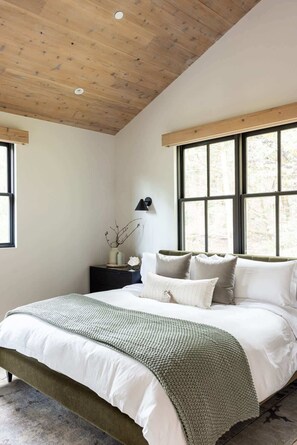 6 bedrooms, iron/ironing board, WiFi, bed sheets