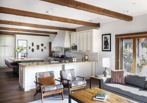 スマートテレビ、暖炉、書斎 / ワークスペース