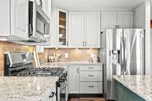 Fridge, microwave, oven, stovetop - Horseshoe Hideaway with Sunset Views (Jefferson)