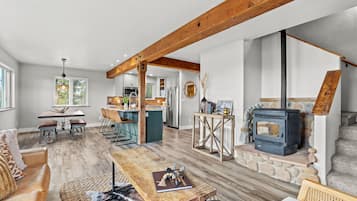 Smart TV, fireplace, books, stereo