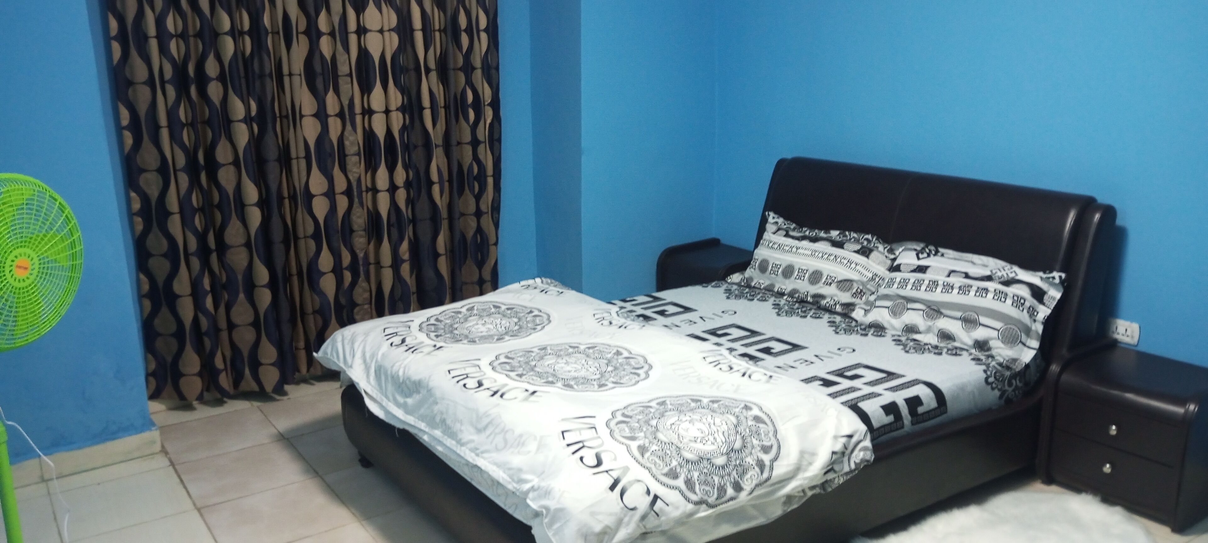 Pengeskab på værelset, skrivebord, arbejdsområde til bærbare computere