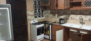 Refrigerador con congelador, microondas, horno y parrilla de estufa 