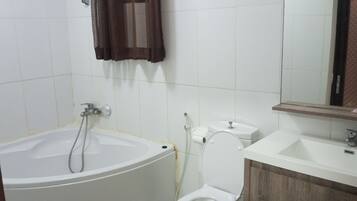 Amenidades de baño gratuitas, pantuflas, toallas, jabón