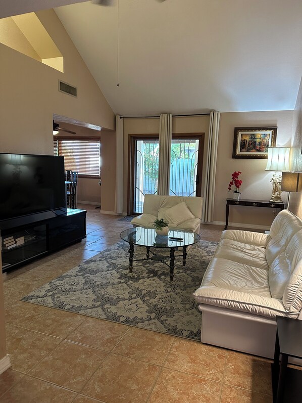 Smart-tv och eldstad