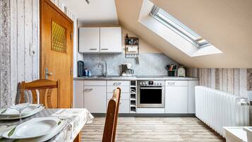 Réfrigérateur, four à micro-ondes, un four, surface de cuisson