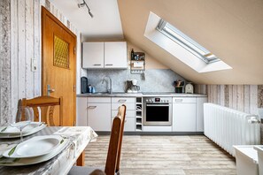 Een koelkast, een magnetron, een oven, een kookplaat