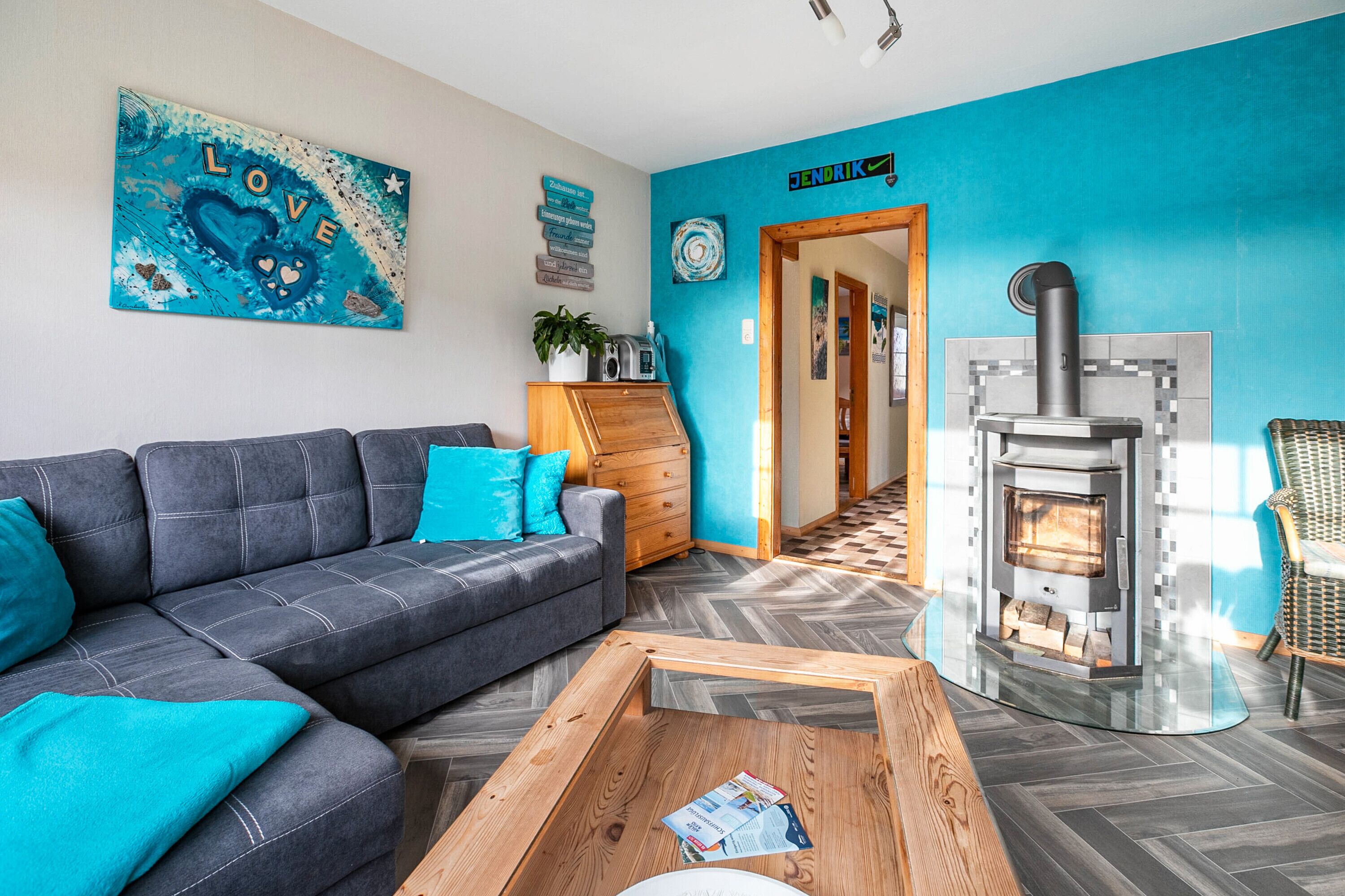 テレビ、DVD プレーヤー、卓球台、ステレオ