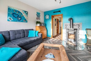 Télévision, lecteur de DVD, table de tennis de table, chaîne hi-fi