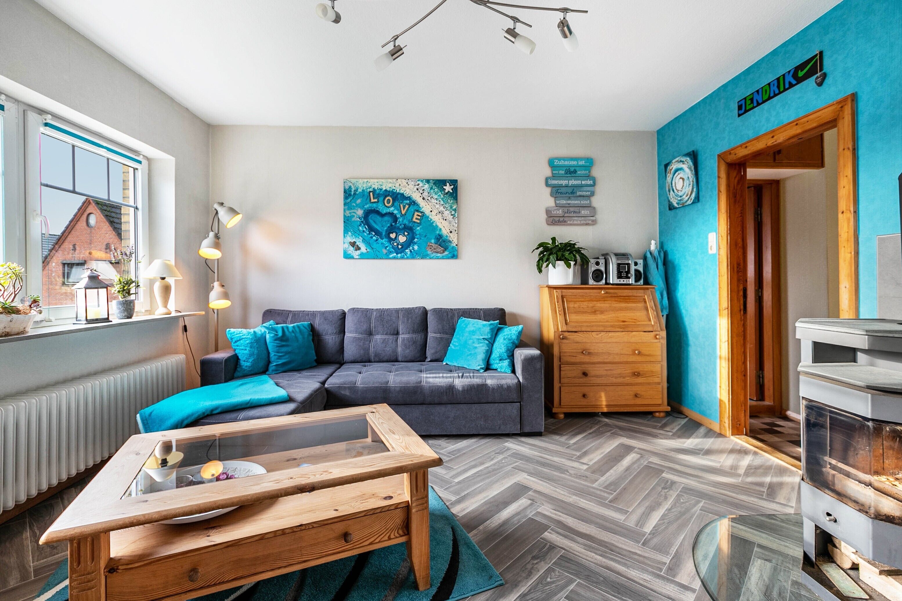 Tv, dvd-afspiller, bordtennisbord, stereoanlæg