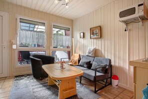 TV - Bungalow 'Am Stettiner Haff' with Private Terrace and Wi-Fi (Ueckermünde/Bellin)