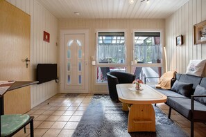 TV - Bungalow 'Am Stettiner Haff' with Private Terrace and Wi-Fi (Ueckermünde/Bellin)